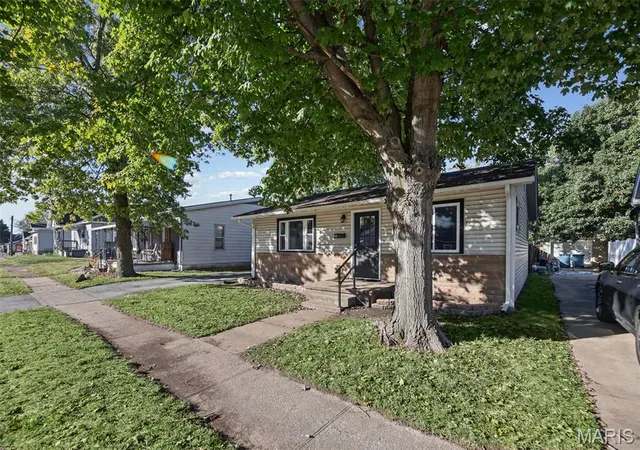 Photo 3 of Single family home for sale at 615 Broadway, East Alton, IL 62024 | MLS# MIS26067433 | Listing updated on 2026-10-22