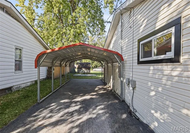 Photo 3 of Single family home for sale at 615 Broadway, East Alton, IL 62024 | MLS# MIS26067433 | Listing updated on 2026-10-22