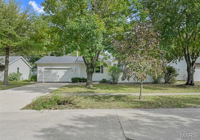 Photo 2 of Sale Pending at 706 Ash St, Greenville, IL 62246 | MLS# MIS26067434 | Listing updated on 2026-10-26