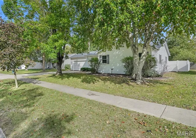 Photo 3 of Sale Pending at 706 Ash St, Greenville, IL 62246 | MLS# MIS26067434 | Listing updated on 2026-10-26