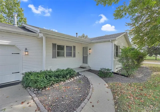 Photo 4 of Sale Pending at 706 Ash St, Greenville, IL 62246 | MLS# MIS26067434 | Listing updated on 2026-10-26