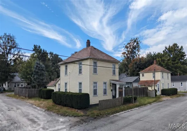 Photo 4 of Single family home for sale at 107 E Center St, Troy, IL 62294 | MLS# MIS26067437 | Listing updated on 2026-10-26