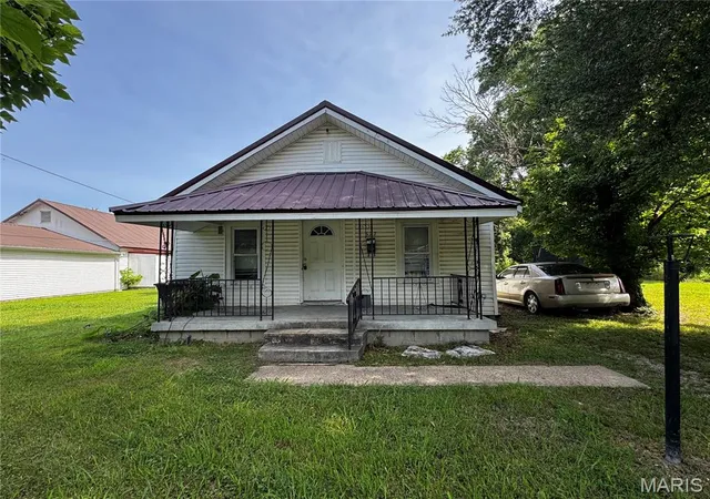 Single family home for sale at 527 W Victor St, Poplar Bluff, MO 63901 | MLS# MIS26067440