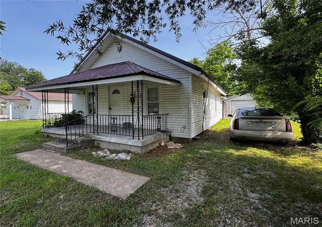 Photo 1 of Single family home for sale at 527 W Victor St, Poplar Bluff, MO 63901 | MLS# MIS26067440 | Listing updated on 2026-10-27