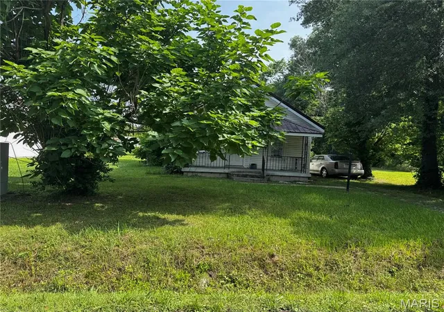 Photo 2 of Single family home for sale at 527 W Victor St, Poplar Bluff, MO 63901 | MLS# MIS26067440 | Listing updated on 2026-10-27