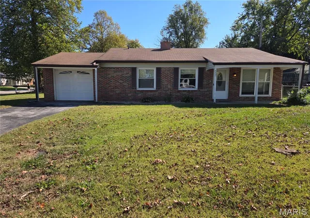 Photo 1 of Sale Pending at 33 Steeplechase Dr, Saint Peters, MO 63376 | MLS# MIS26067447 | Listing updated on 2026-10-27