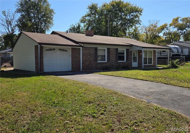 Photo 2 of Sale Pending at 33 Steeplechase Dr, Saint Peters, MO 63376 | MLS# MIS26067447 | Listing updated on 2026-10-27