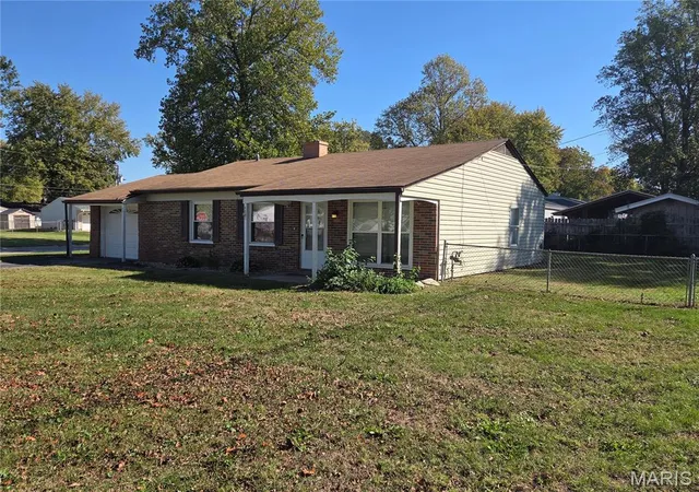 Photo 3 of Sale Pending at 33 Steeplechase Dr, Saint Peters, MO 63376 | MLS# MIS26067447 | Listing updated on 2026-10-27