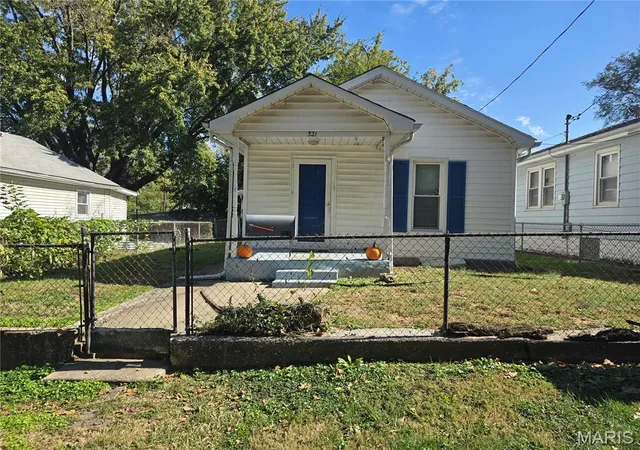 Photo 1 of Single family home for sale at 321 Dorris St, Alton, IL 62002 | MLS# MIS26067456 | Listing updated on 2026-10-23
