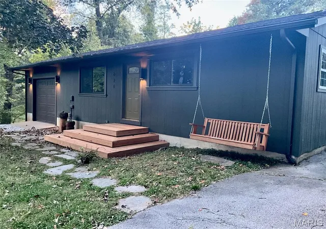 Photo 2 of Sale Pending at 621 Hancock St, Edwardsville, IL 62025 | MLS# MIS26067457 | Listing updated on 2026-10-22