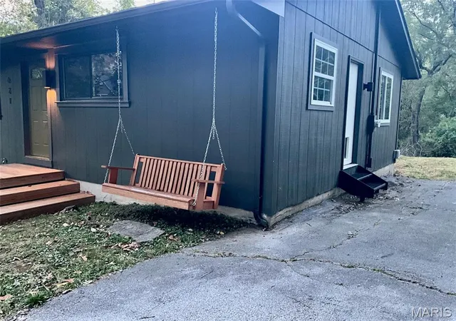Photo 3 of Sale Pending at 621 Hancock St, Edwardsville, IL 62025 | MLS# MIS26067457 | Listing updated on 2026-10-22