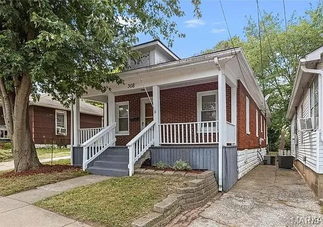 Photo 2 of Single family home for sale at 308 Allen, Alton, IL 62002 | MLS# MIS26067477 | Listing updated on 2026-10-23