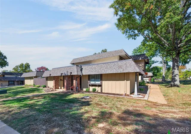 Listing Photo 1 - Condo for sale in building located at 1363 Heritage Lndg, Saint Charles, MO 63303 - Unit #A