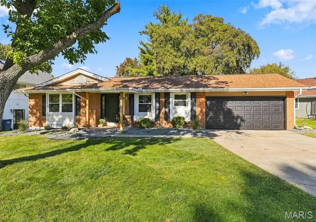 Photo 2 of Single family home for sale at 4 Riviera Ct, Lake Saint Louis, MO 63367 | MLS# MIS26067493 | Listing updated on 2026-10-29