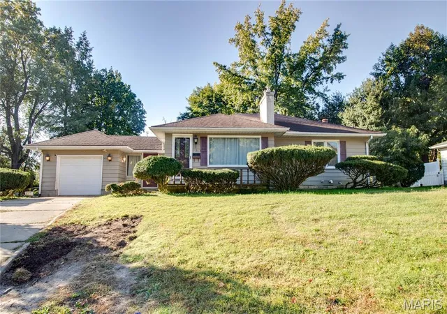 Photo 1 of Single family home for sale at 33 Southern Dr, Belleville, IL 62223 | MLS# MIS26067497 | Listing updated on 2026-10-21