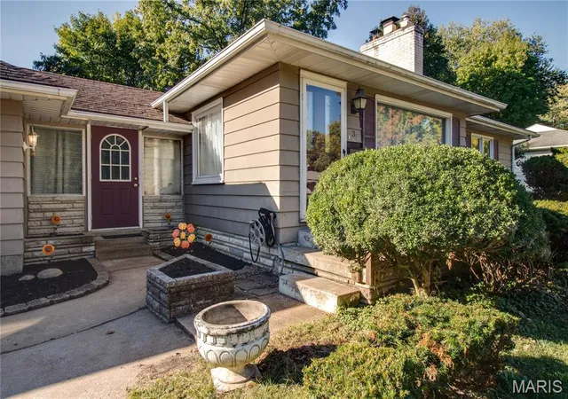 Photo 3 of Single family home for sale at 33 Southern Dr, Belleville, IL 62223 | MLS# MIS26067497 | Listing updated on 2026-10-21