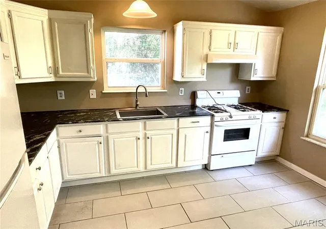 Photo 3 of Single family home for sale at 803 Silver St, Alton, IL 62002 | MLS# MIS26067504 | Listing updated on 2026-10-23