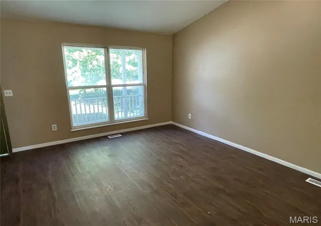 Photo 3 of Single family home for sale at 803 Silver St, Alton, IL 62002 | MLS# MIS26067504 | Listing updated on 2026-10-23