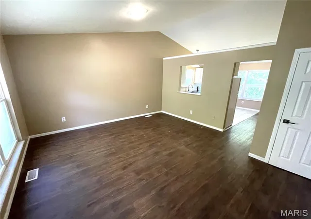 Photo 4 of Single family home for sale at 803 Silver St, Alton, IL 62002 | MLS# MIS26067504 | Listing updated on 2026-10-23