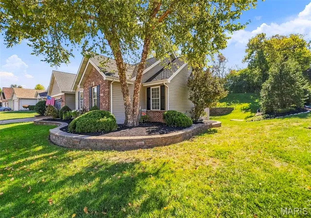 Photo 4 of Sale Pending at 38 Mountain Laurel Dr, Saint Peters, MO 63376 | MLS# MIS26067509 | Listing updated on 2026-10-26