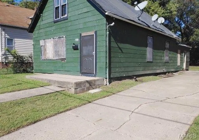 Photo 1 of Single family home for sale at 2313 W Garden St, Peoria, IL 61605 | MLS# MIS26067518 | Listing updated on 2026-10-21