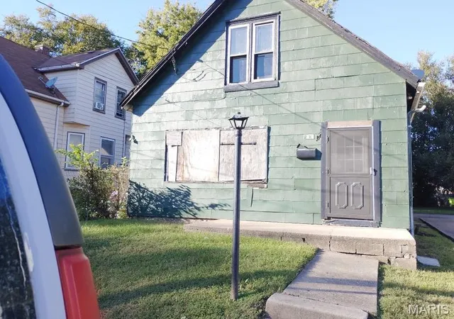 Photo 2 of Single family home for sale at 2313 W Garden St, Peoria, IL 61605 | MLS# MIS26067518 | Listing updated on 2026-10-21