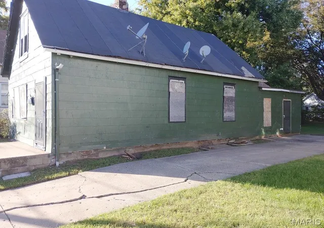 Photo 3 of Single family home for sale at 2313 W Garden St, Peoria, IL 61605 | MLS# MIS26067518 | Listing updated on 2026-10-21