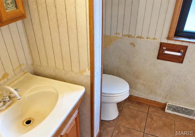 Photo 4 of Single family home for sale at 1328 Russell St, Alton, IL 62002 | MLS# MIS26067528 | Listing updated on 2026-10-21