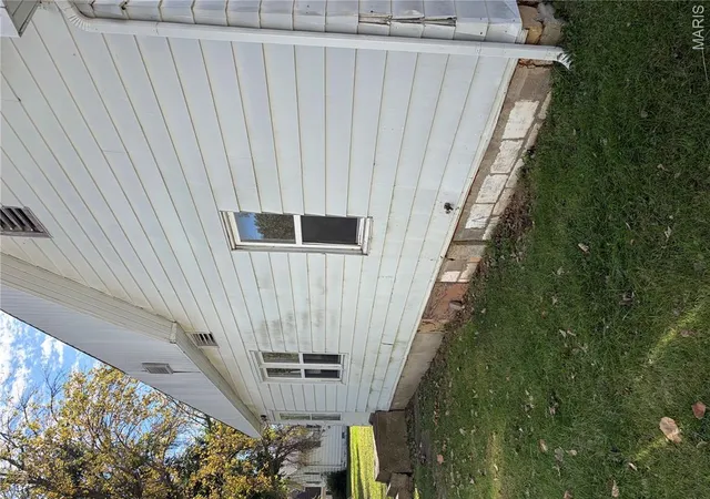 Photo 2 of Single family home for sale at 409 E Champ Clark Dr, Bowling Green, MO 63334 | MLS# MIS26067540 | Listing updated on 2026-10-21