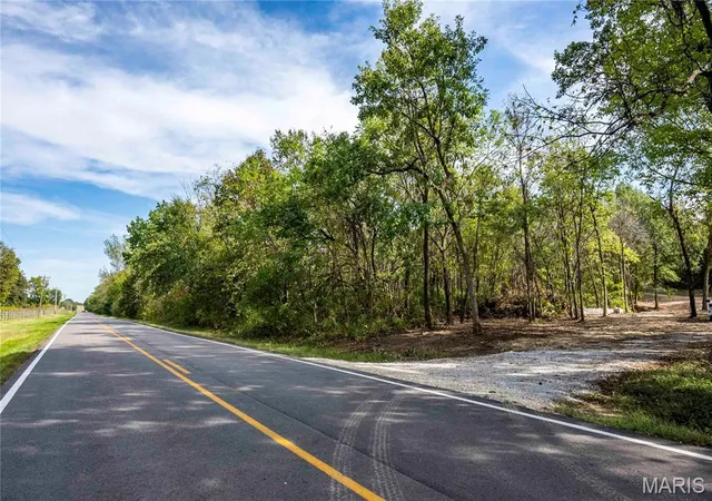 Photo 3 of Sale Pending at 24501 Hwy Ww, Eolia, MO 63344 | MLS# MIS26067546 | Listing updated on 2026-10-26