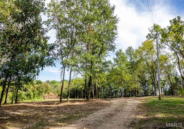 Photo 4 of Sale Pending at 24501 Hwy Ww, Eolia, MO 63344 | MLS# MIS26067546 | Listing updated on 2026-10-26