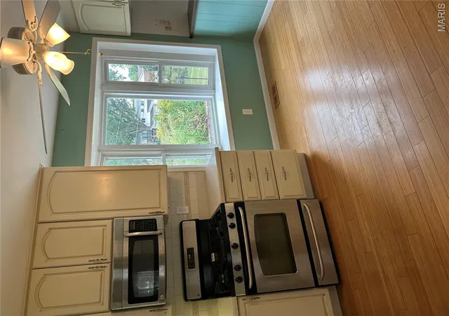 Photo 3 of Single family home for sale at 615 Fox Crk Ct, Saint Louis, MO 63126 | MLS# MIS26067550 | Listing updated on 2026-10-21