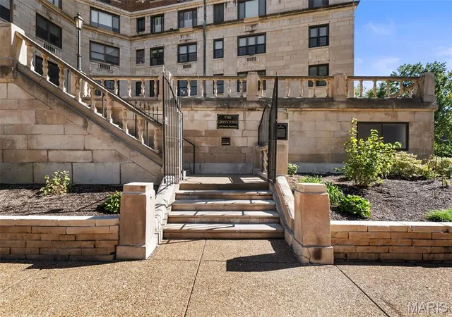 Photo 3 of Condo for sale at 410 N Newstead Ave #3E, St Louis, MO 63108 | MLS# MIS26067564 | Listing updated on 2026-10-24