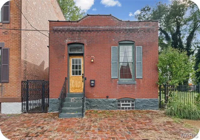 Photo 1 of Single family home for sale at 1830 Lami St, Saint Louis, MO 63104 | MLS# MIS26067574 | Listing updated on 2026-10-26