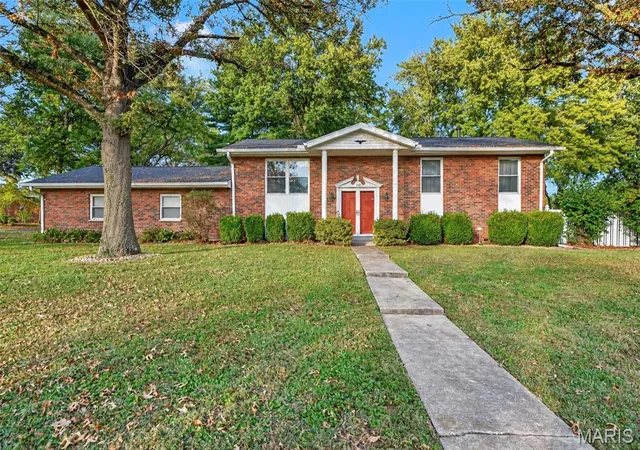 Photo 1 of Sale Pending at 219 Brookside Ln, Ballwin, MO 63021 | MLS# MIS26067583 | Listing updated on 2026-10-26