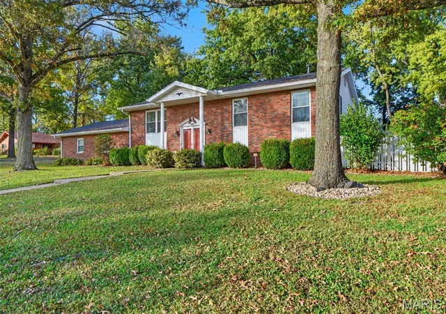 Photo 1 of Sale Pending at 219 Brookside Ln, Ballwin, MO 63021 | MLS# MIS26067583 | Listing updated on 2026-10-26