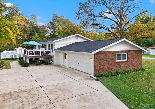 Photo 4 of Sale Pending at 219 Brookside Ln, Ballwin, MO 63021 | MLS# MIS26067583 | Listing updated on 2026-10-26