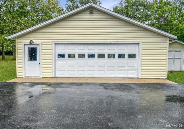 Photo 3 of Single family home for sale at 2710 Keebler Rd, Maryville, IL 62062 | MLS# MIS26067584 | Listing updated on 2026-10-21