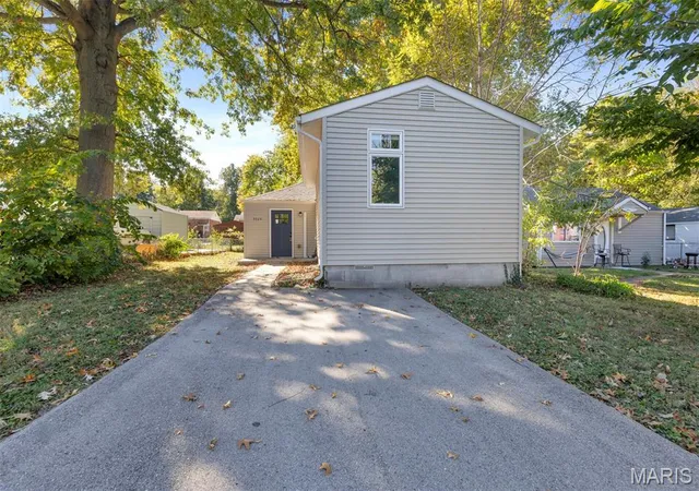 Photo 2 of Single family home for sale at 9024 Forest Ave, Saint Louis, MO 63114 | MLS# MIS26067590 | Listing updated on 2026-10-28