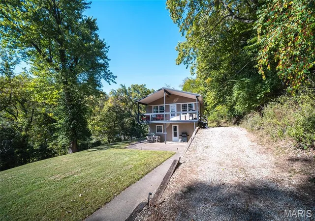 Photo 1 of Single family home for sale at 29 N Oak St, Grafton, IL 62037 | MLS# MIS26067599 | Listing updated on 2026-10-21