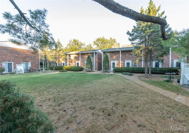 Listing Photo 4 - Condo for sale in building located at 434 N Sappington Rd, Saint Louis, MO 63122 - Unit #D