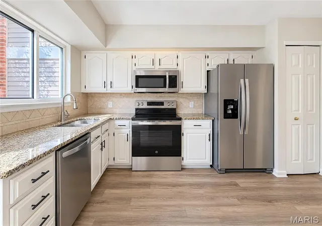 Photo 2 of Condo for sale at 1927 Dewitt Ridge Dr, Chesterfield, MO 63017 | MLS# MIS26067610 | Listing updated on 2026-10-21