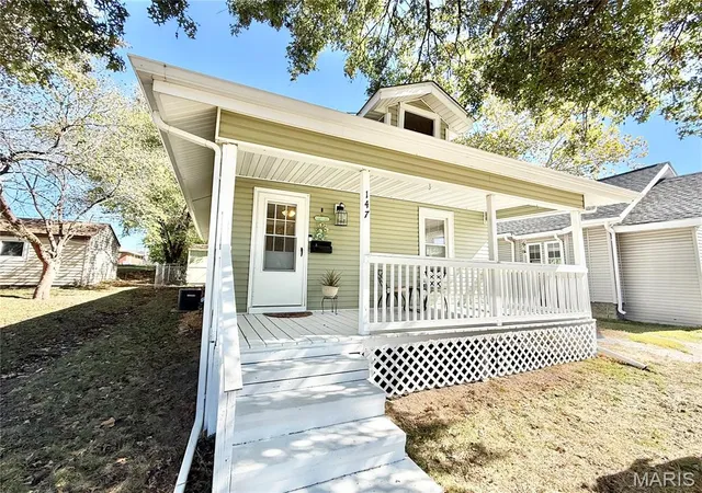 Photo 1 of Single family home for sale at 147 E Alton Ave, East Alton, IL 62024 | MLS# MIS26067643 | Listing updated on 2026-10-21