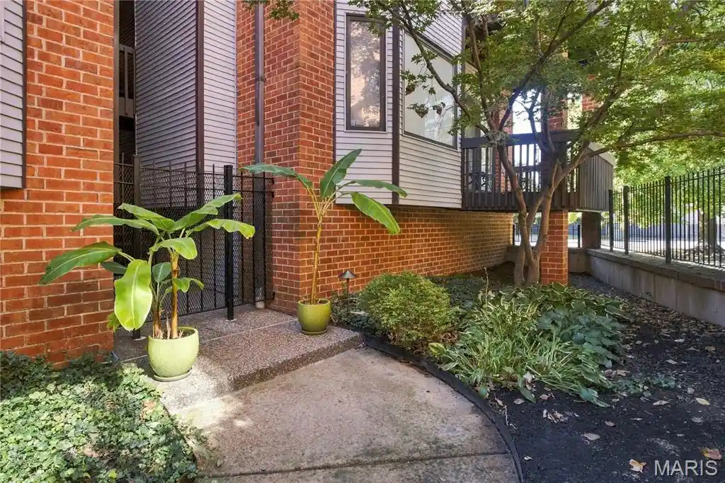 Photo 3 of Condo for sale at 4454 Lindell Blvd #30, Saint Louis, MO 63108 | MLS# MIS26067647 | Listing updated on 2026-10-25