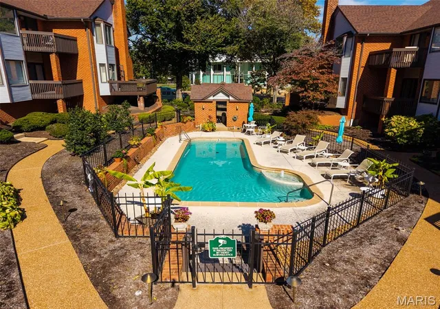 Listing Photo 1 - Condo for sale in building located at 4454 Lindell Blvd, St. Louis, MO 63108 - Unit #30