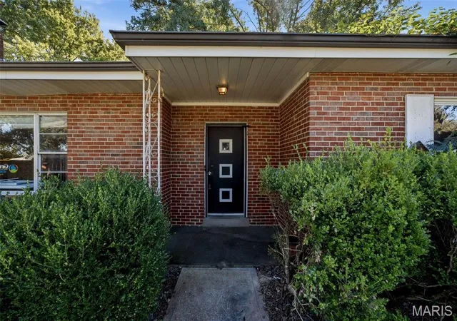 Photo 3 of Sale Pending at 134 Tanzberger Dr, Saint Louis, MO 63129 | MLS# MIS26067667 | Listing updated on 2026-10-26