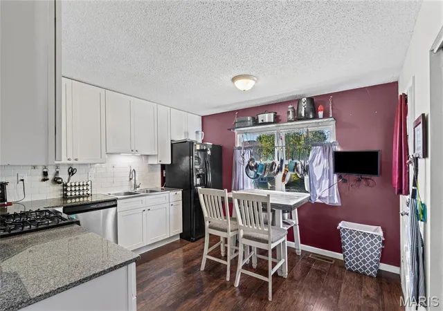 Photo 4 of Single family home for sale at 6 Westwood Ests Dr, Saint Peters, MO 63376 | MLS# MIS26067700 | Listing updated on 2026-10-25
