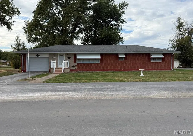 Single family home for sale at 402 S Public St, Center, MO 63436 | MLS# MIS26067712