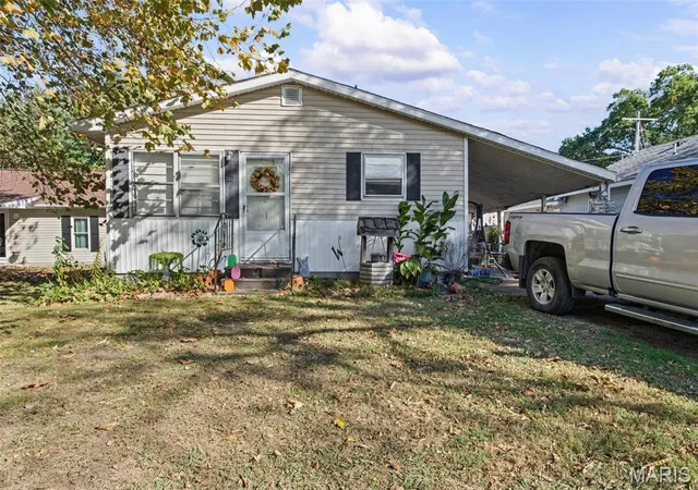 Single family home for sale at 306 Indiana Ave, South Roxana, IL 62087 | MLS# MIS26067715