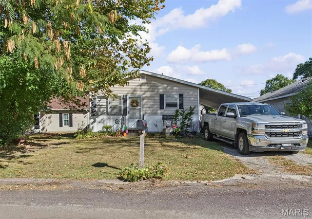 Photo 4 of Single family home for sale at 306 Indiana Ave, South Roxana, IL 62087 | MLS# MIS26067715 | Listing updated on 2026-10-22